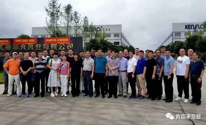 与会人员在遵义贵阳俊杰生活服务咨询有限公司有限公司大门口合影留念